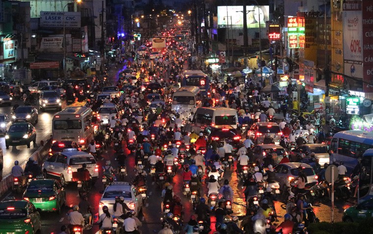 Duong ve nha cua nguoi Sai Gon lai ngap nuoc, ket xe kinh hoang